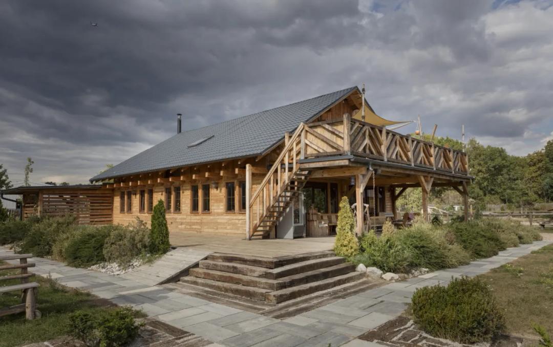 Laki krovni pokrivač UNI 1 antracit na objektu EL RANCHO